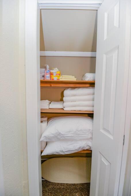 2 Bedroom Apartment Near Ndsu And Downtown Фарґо Екстер'єр фото